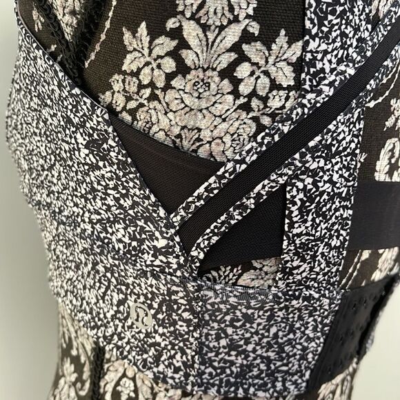 Lululemon size 4 sports bra - Picture 3 of 3